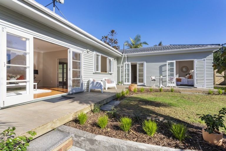Photo of property in 228 Beach Haven Road, Beach Haven, Auckland, 0626
