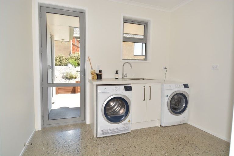 Photo of property in 4 Avalanche Place, Wanaka, 9305