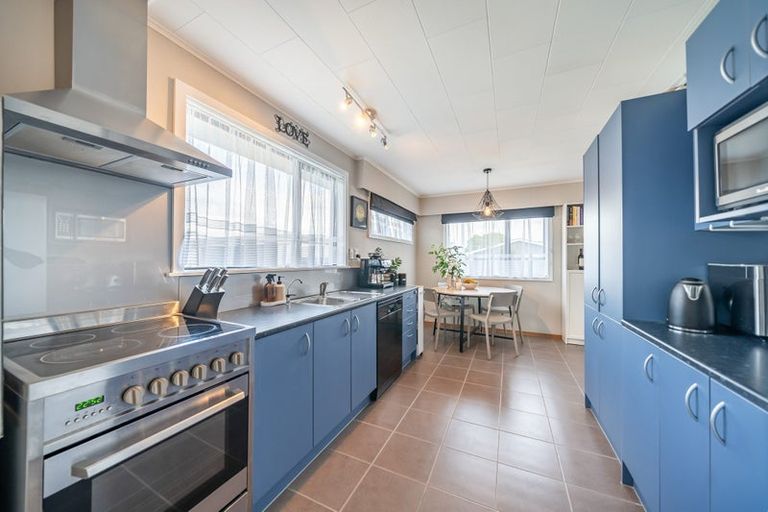 Photo of property in 6 Topeka Grove, Totara Park, Upper Hutt, 5018