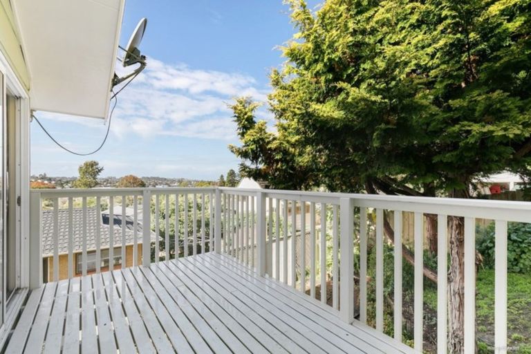 Photo of property in 2/10 Glenvale Place, Totara Vale, Auckland, 0629