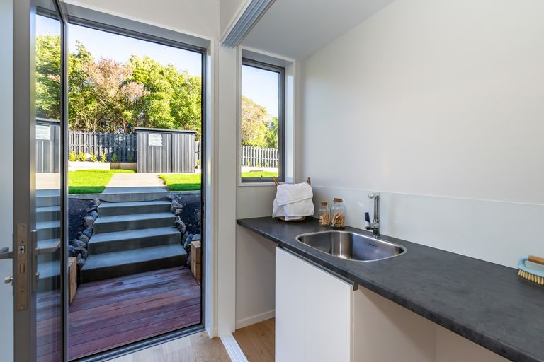 Photo of property in 10 Hilltop Lane, Mount Pleasant, Christchurch, 8081