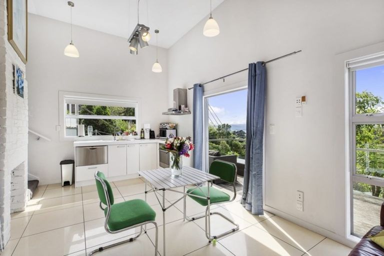 Photo of property in 27 Garden Road, Northland, Wellington, 6012