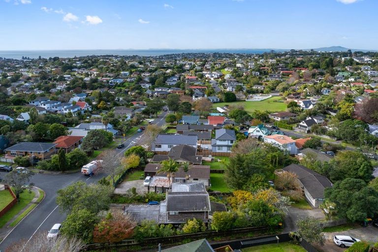Photo of property in 121 Oaktree Avenue, Browns Bay, Auckland, 0630