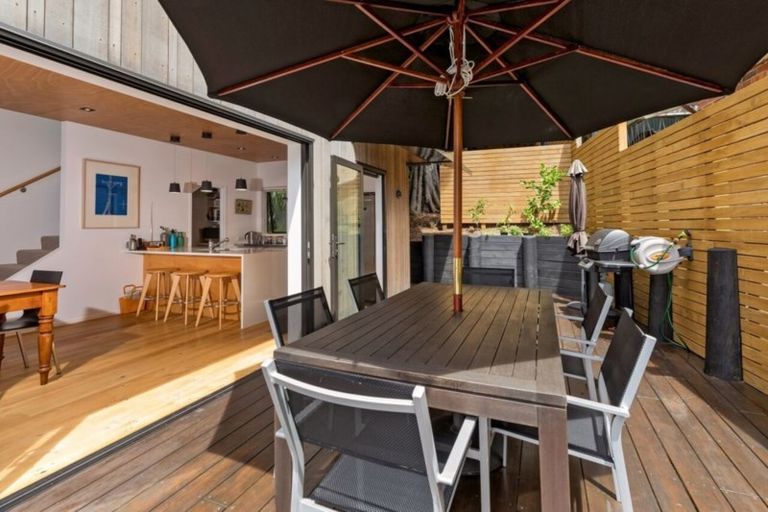 Photo of property in 64 Otitori Bay Road, Titirangi, Auckland, 0604