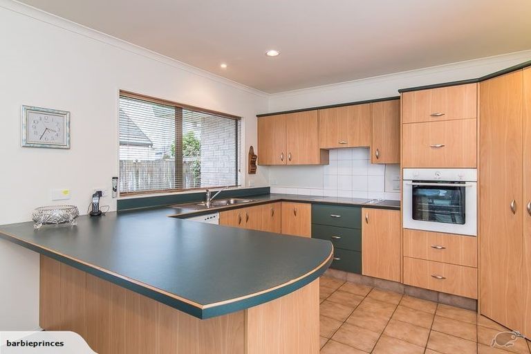 Photo of property in 135 Guildford Drive, Paraparaumu Beach, Paraparaumu, 5032