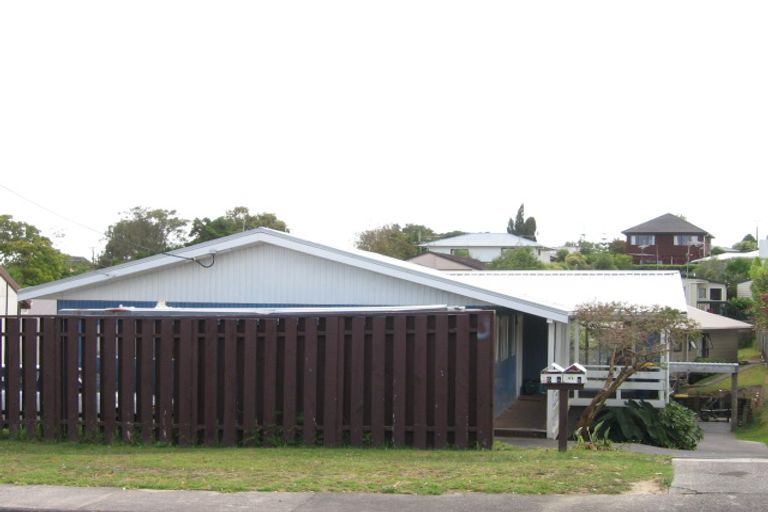 Photo of property in 1/23 Aeroview Drive, Beach Haven, Auckland, 0626