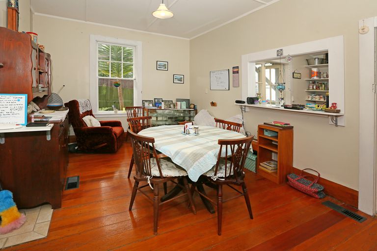 Photo of property in 38 Newington Road, Henderson, Auckland, 0612
