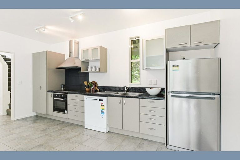 Photo of property in 2/39 Onslow Road, Khandallah, Wellington, 6035