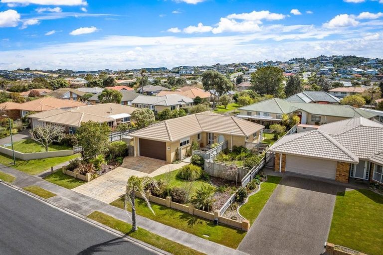Photo of property in 39 Lakeside Drive, Orewa, 0931