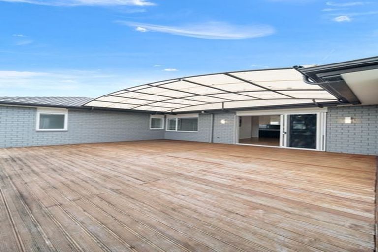 Photo of property in 24 Kilmacrennan Drive, Rosehill, Papakura, 2113