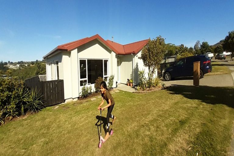 Photo of property in 11 Tongariro Drive, Aotea, Porirua, 5024