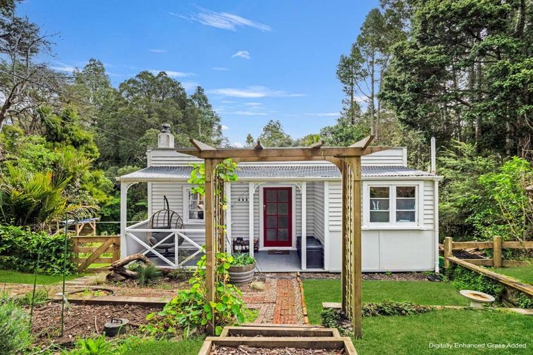 Photo of property in 43 Kauri Point Road, Laingholm, Auckland, 0604