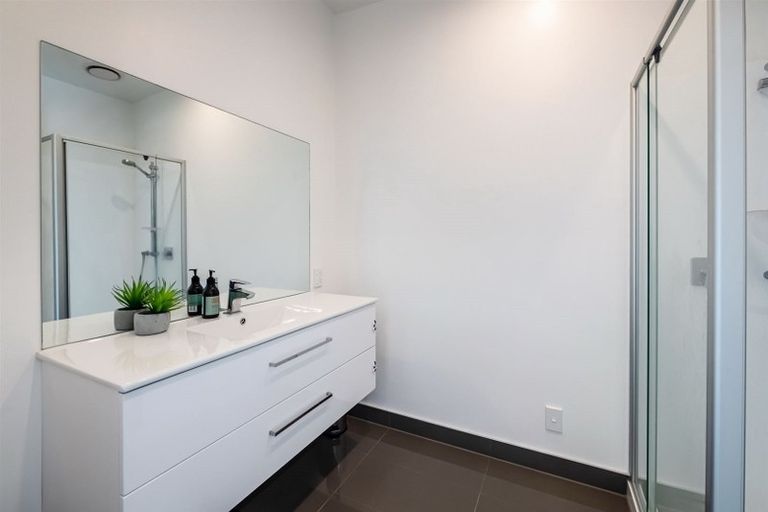 Photo of property in 4/15 Chivalry Road, Glenfield, Auckland, 0629