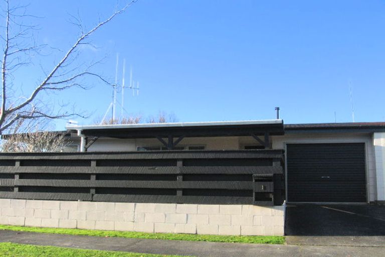 Photo of property in 1 Dunk Place, Milson, Palmerston North, 4414