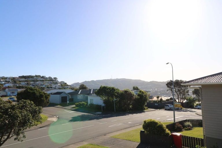 Photo of property in 60 Stewart Drive, Newlands, Wellington, 6037