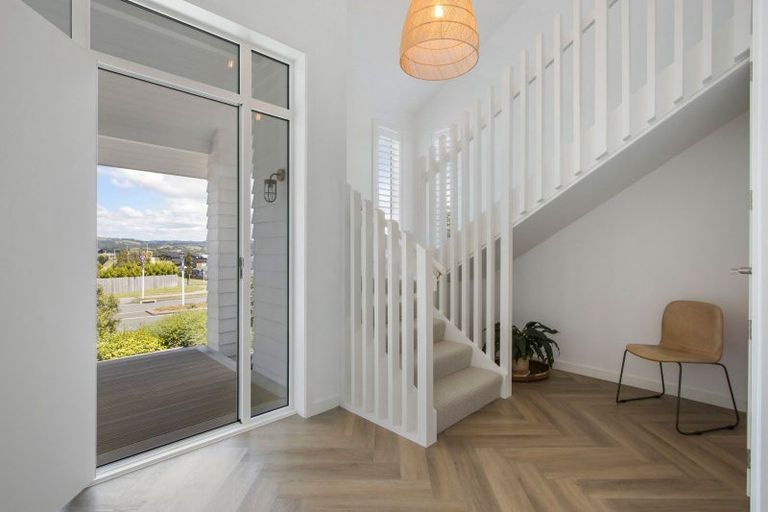 Photo of property in 2 Goldstone Place, Omokoroa, 3114