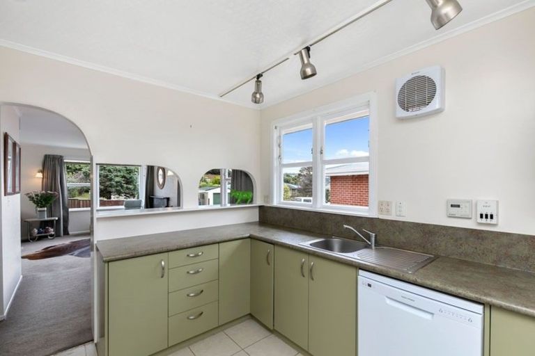 Photo of property in 25 Catherine Crescent, Paparangi, Wellington, 6037