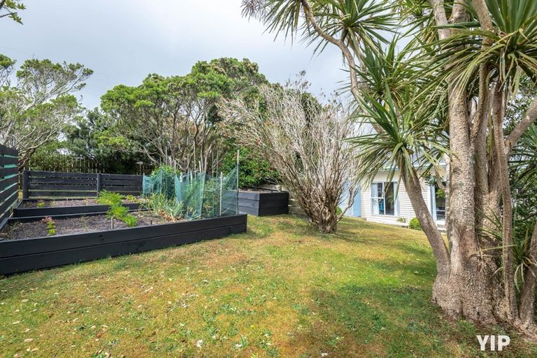 Photo of property in 18 Colchester Crescent, Newlands, Wellington, 6037