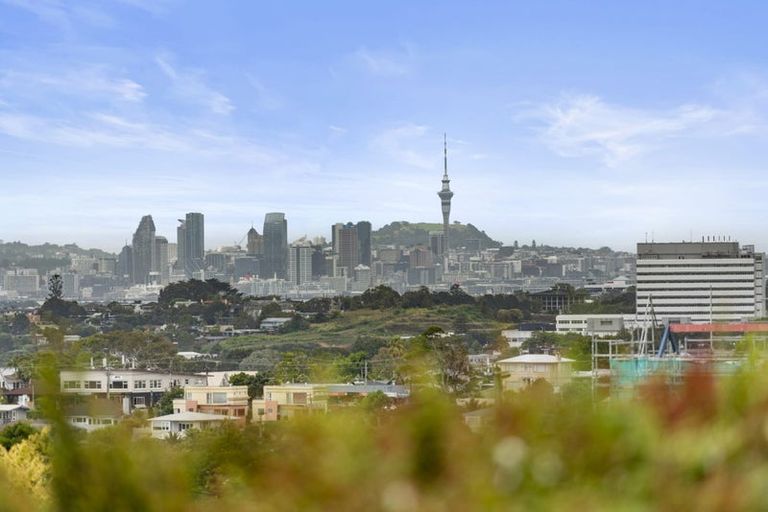 Photo of property in 2/23 Parr Terrace, Castor Bay, Auckland, 0620