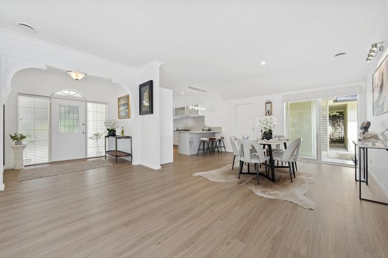 Photo of property in 7 Hobbs Road, Matakatia, Whangaparaoa, 0930