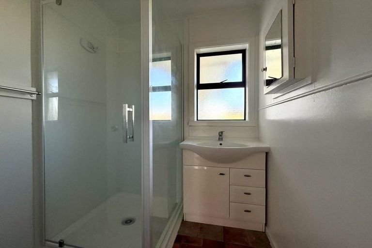 Photo of property in 6 Durham Street, Te Atatu Peninsula, Auckland, 0610