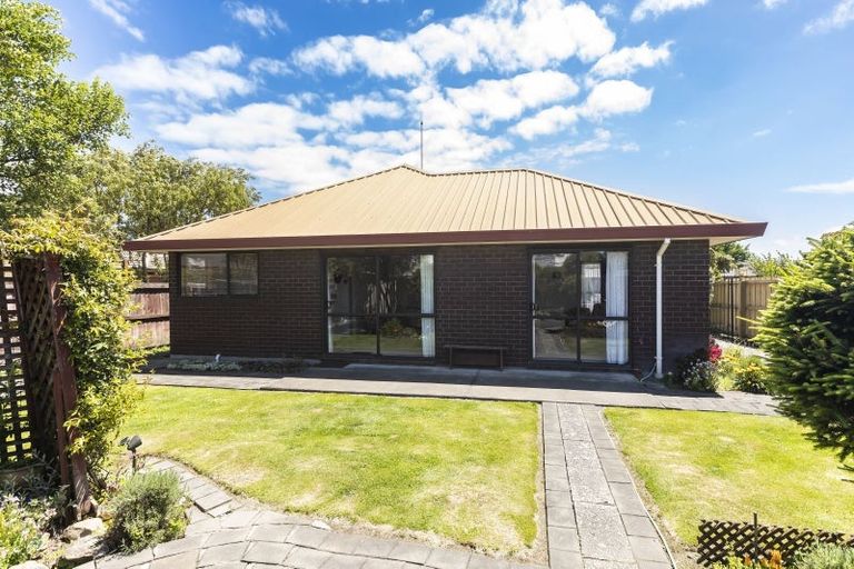 Photo of property in 8 Edron Place, Redwood, Christchurch, 8051