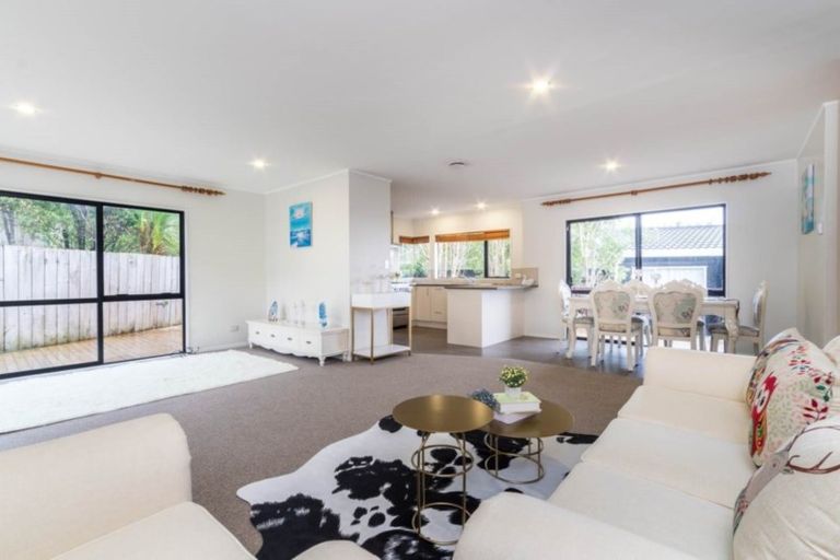 Photo of property in 2/1 Heathglen Place, Bayview, Auckland, 0629