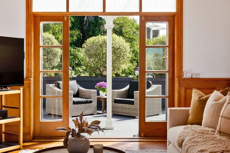 Photo of property in 18 Sealy Road, Bluff Hill, Napier, 4110