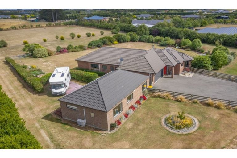 Photo of property in 16 Thorndon Close, Kirwee, Darfield, 7571