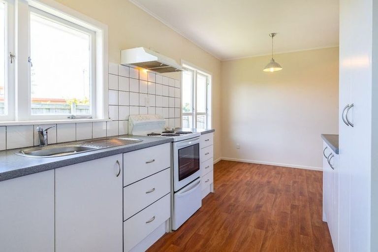 Photo of property in 3 Phelps Place, Glendene, Auckland, 0602