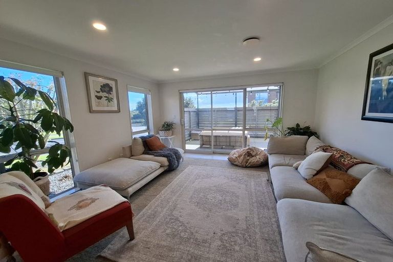 Photo of property in 10 Iwinuku Crescent, Wattle Downs, Auckland, 2103