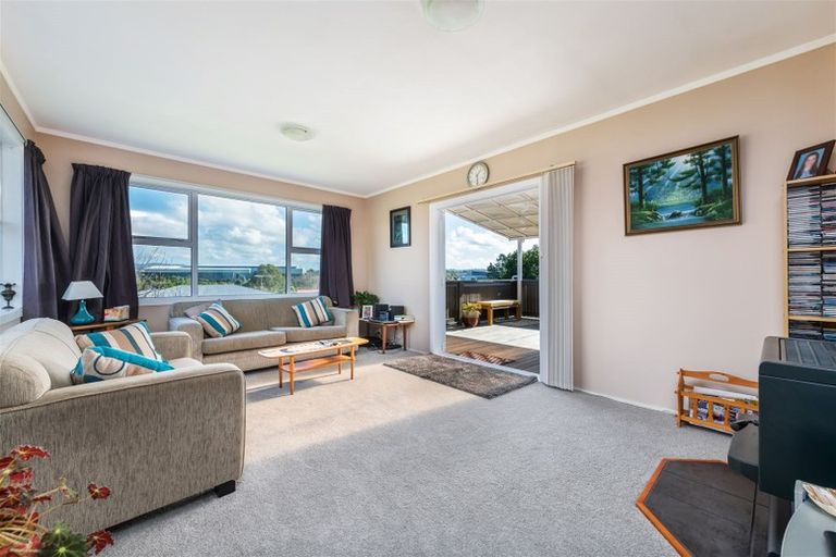 Photo of property in 74 Sylvan Crescent, Te Atatu South, Auckland, 0610