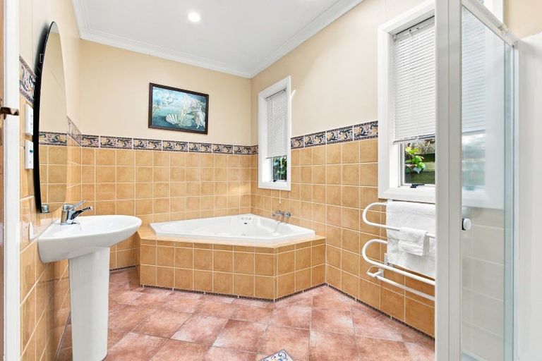 Photo of property in 42 Octavius Place, New Plymouth, 4312