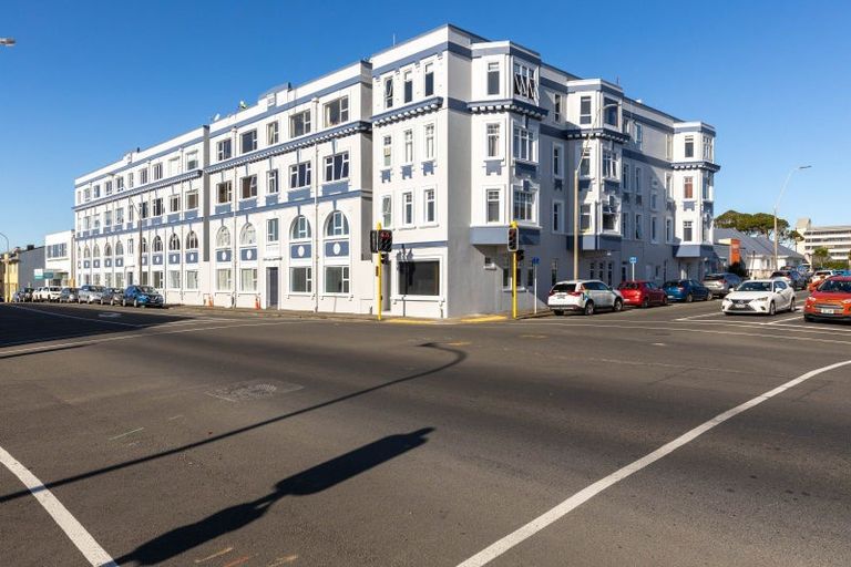 Photo of property in Devonport Apartments, 11/127 Saint Aubyn Street, New Plymouth, 4310