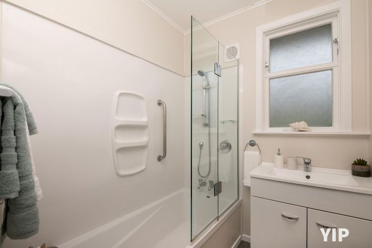 Photo of property in 48 Kenmore Street, Newlands, Wellington, 6037