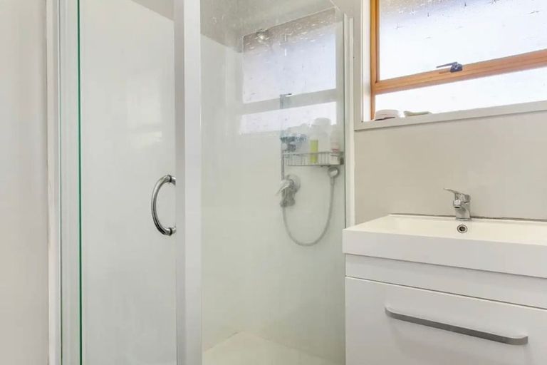 Photo of property in 2/41 Challen Close, Conifer Grove, Takanini, 2112