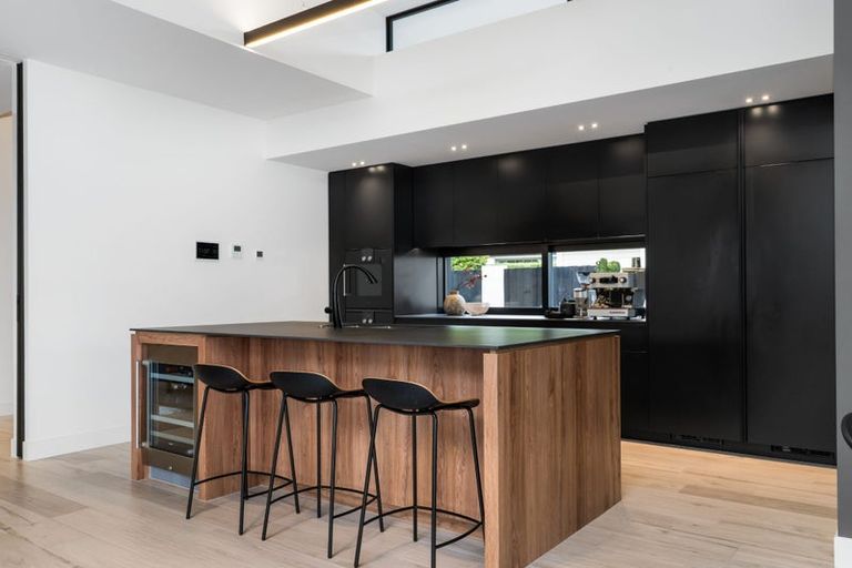 Photo of property in 49 Saint Andrews Square, Strowan, Christchurch, 8052