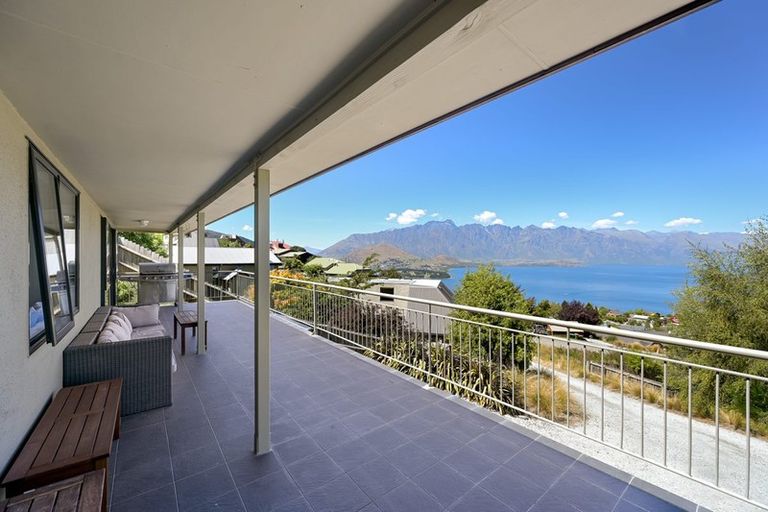 Photo of property in 30 Greenstone Place, Fernhill, Queenstown, 9300