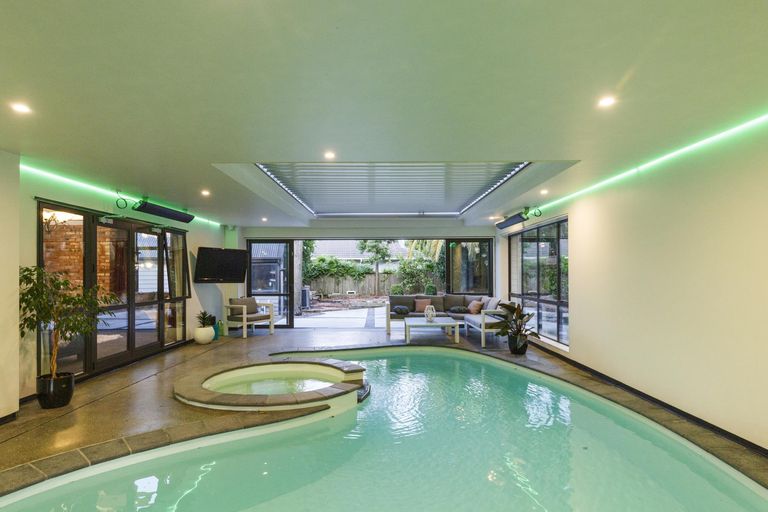 Photo of property in 2 Huata Place, West End, Palmerston North, 4412