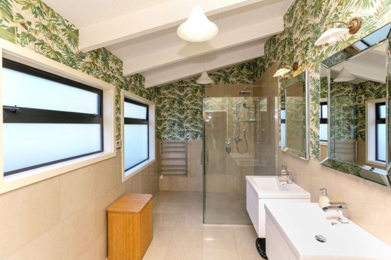 Photo of property in 16 Ridge Lane, New Plymouth, 4310