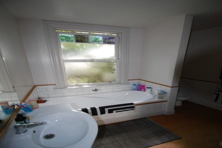 Photo of property in 1 Hadfield Terrace, Kelburn, Wellington, 6012