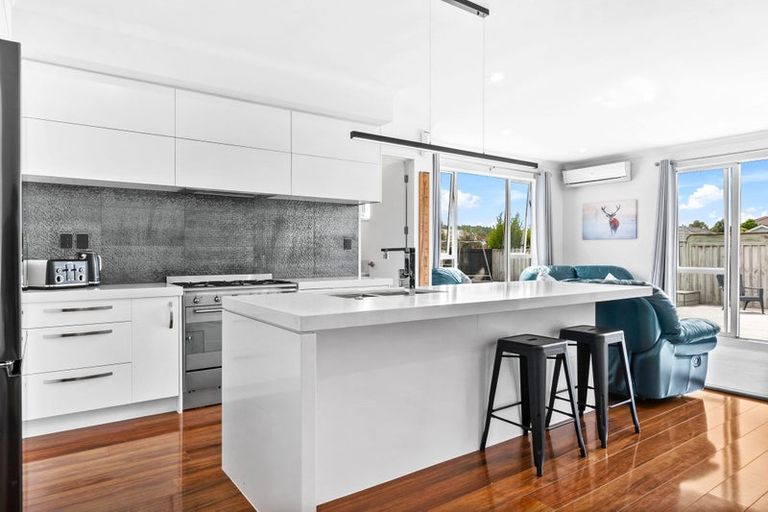 Photo of property in 1 Aporo Drive, Kumeu, 0810