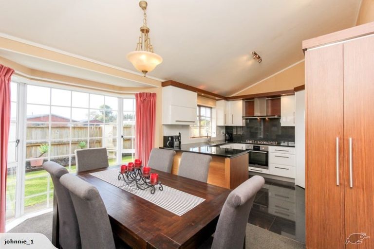 Photo of property in 35 Heta Road, Highlands Park, New Plymouth, 4312