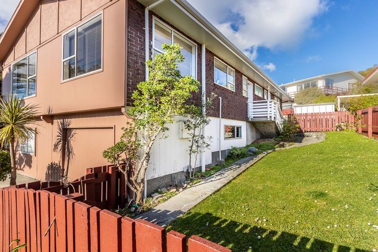 Photo of property in 37 Edgecombe Street, Newlands, Wellington, 6037