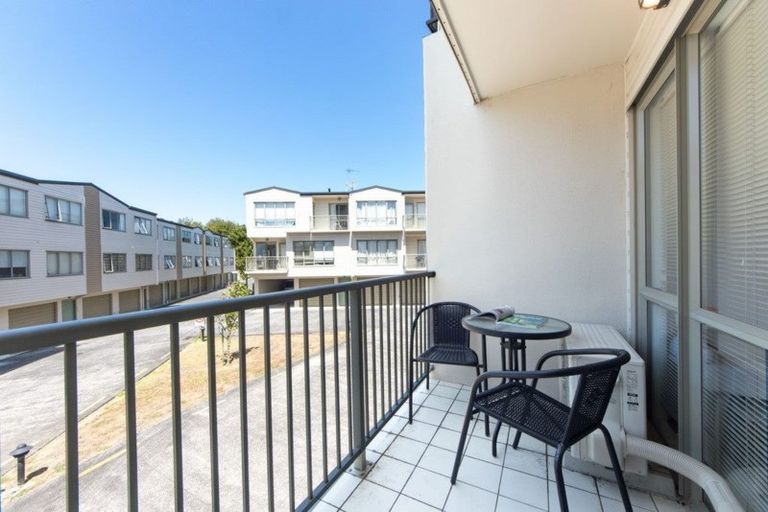 Photo of property in The Haven, 29/120 Beach Haven Road, Beach Haven, Auckland, 0626