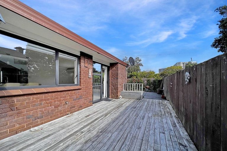 Photo of property in 1/17 Milford Road, Milford, Auckland, 0620