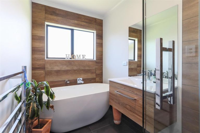 Photo of property in 9 Caulfield Place, Pukehangi, Rotorua, 3015