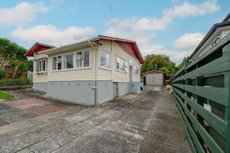 Photo of property in 41 Hutchinson Avenue, New Lynn, Auckland, 0600