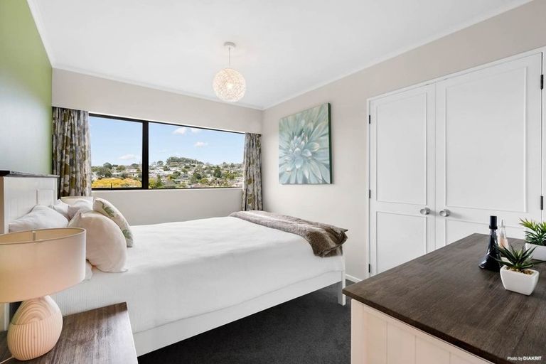 Photo of property in 17 Amante Crescent, Mairangi Bay, Auckland, 0630