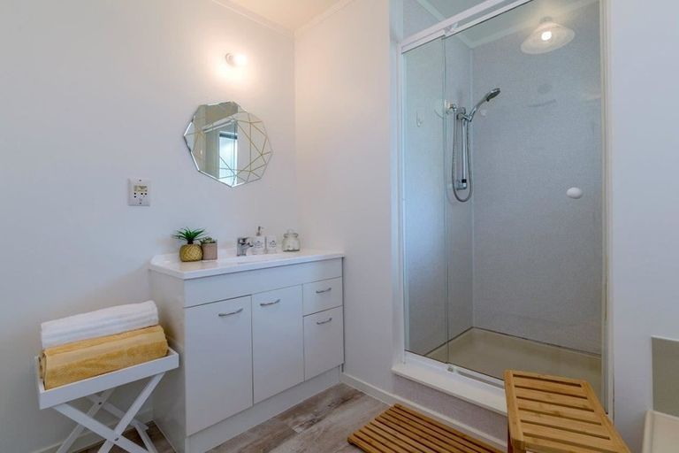 Photo of property in 18 Reeves Street, Waikanae Beach, Waikanae, 5036